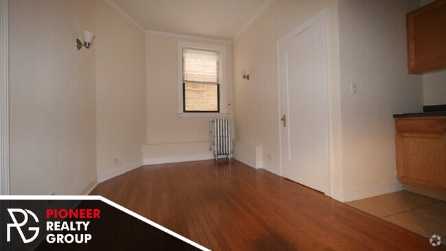 Building Photo - 4647 N Paulina St Rental