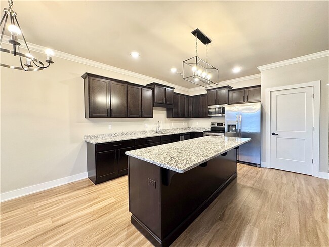 Photo - 812 NE Hts Ln