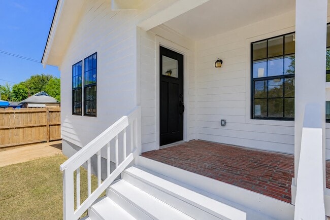 Photo - 960 Blythe St
