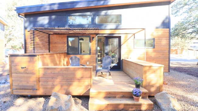 Building Photo - Unique Tiny Home in Hiatus neighborhood cl... Unit 1