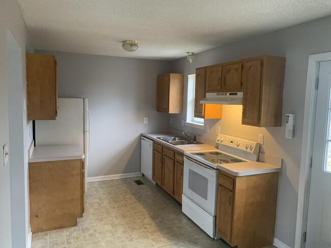 Photo - 70 Leslie Ln