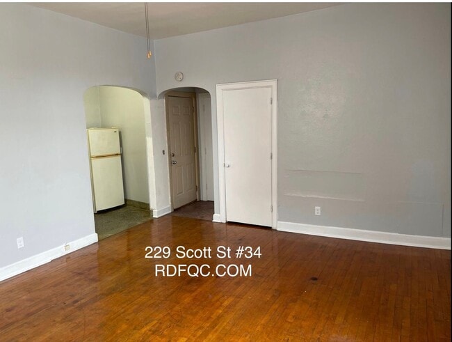 Building Photo - Large one room efficiency with large kitchen Unit Apart #34
