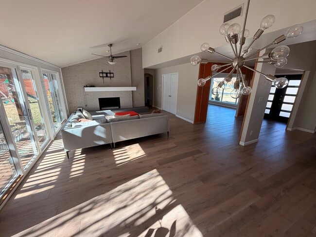 Moderno de mediados de siglo con planta abierta y mucha luz natural. - 3414 Winged Foot Ct