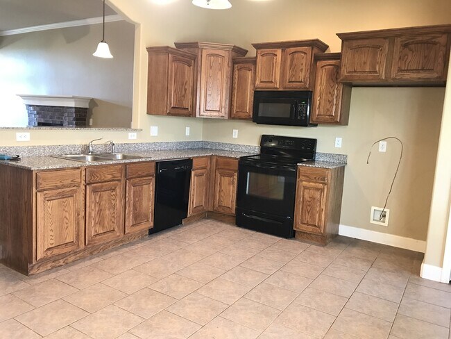 Photo - 4 bd/2 ba - Yukon adress - Mustang Schools