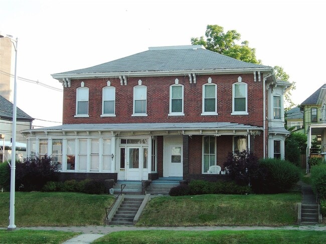 Building Photo - 414 Iowa Ave