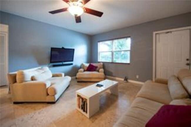 Photo - 530 NE 15th Ct Unit 2