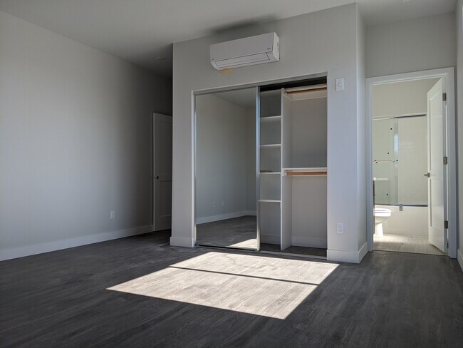 Photo - 1159 W 37th St