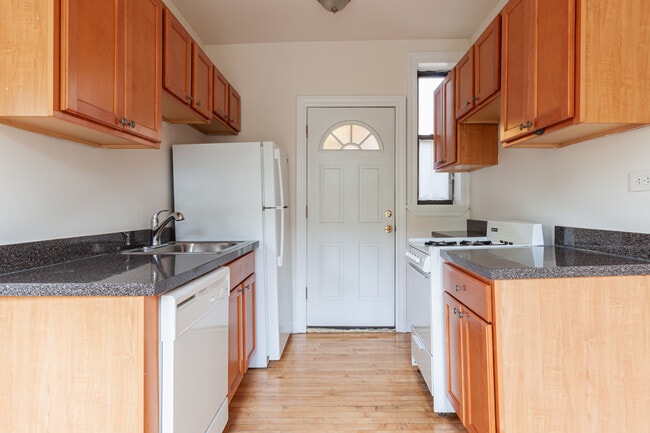 Building Photo - 3826 N Fremont St Unit E3