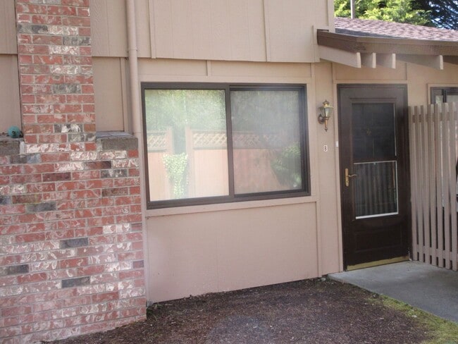 Building Photo - Steilacoom Gardens, 2 bedroom, 1 bath Townhome Style Condo.