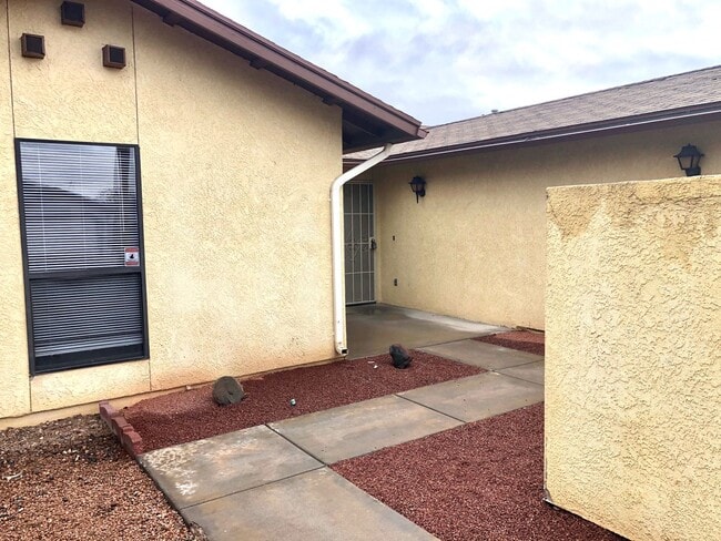 Building Photo - Cute 2 Bedroom Home w/ Garage Near Golf Co...