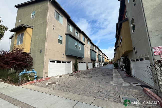 Building Photo - Spacious 2 Bedroom, 2.5 Bathroom Condo wit...