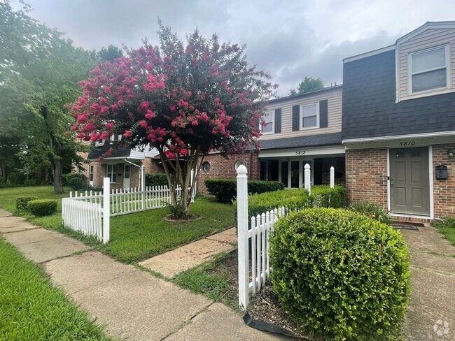 Building Photo - The Perfect 3 Bed, 1.5 Bath Cozy Townhouse