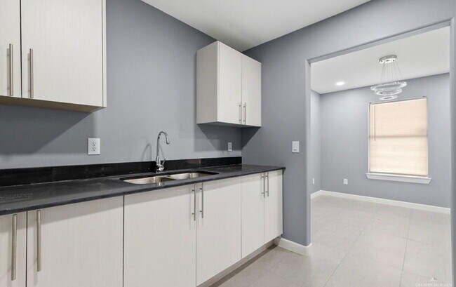 Photo - 1421 W Harrison Ave