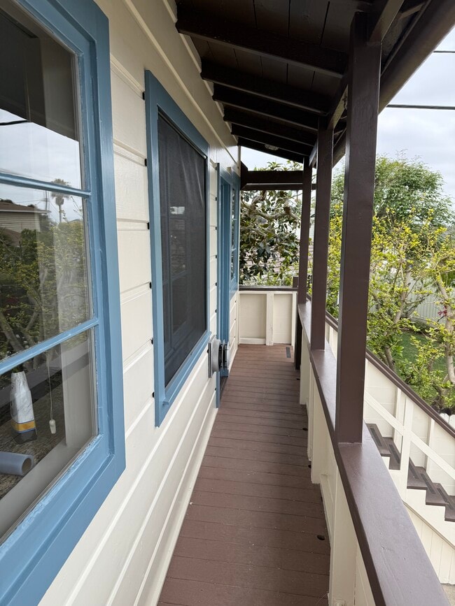 balcón frontal y escaleras - 8252 Rees St Apartamentos Unidad Spanish Cottage