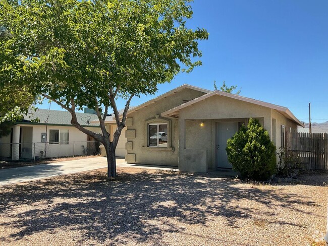 Building Photo - 3 Bedroom 2 Bathroom Home