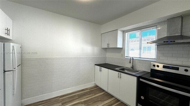 Building Photo - 120 NE 55th St Unit 4