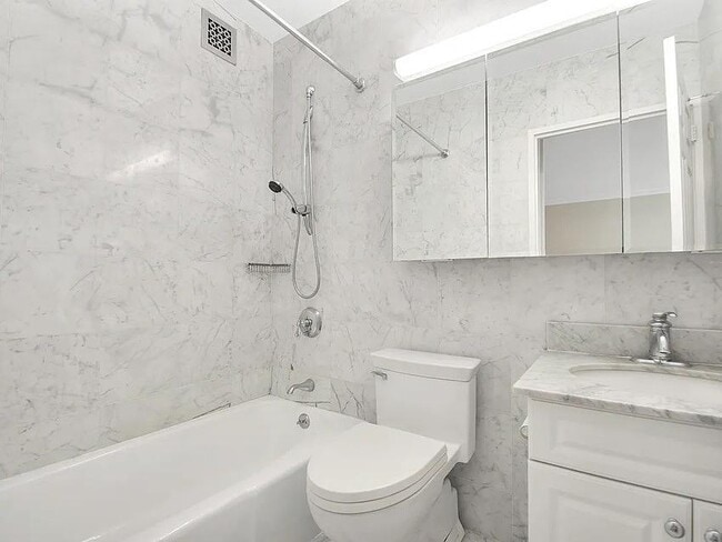 Photo - 30 W 63rd St