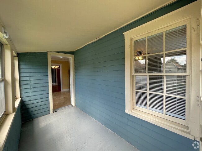 Building Photo - 613 W Gray St Rental