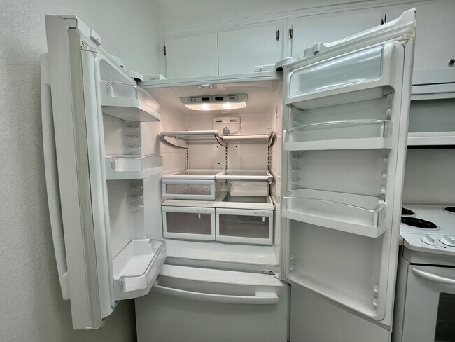 Double door refrigerator - 32502 Cathedral Canyon Dr Unidad 75