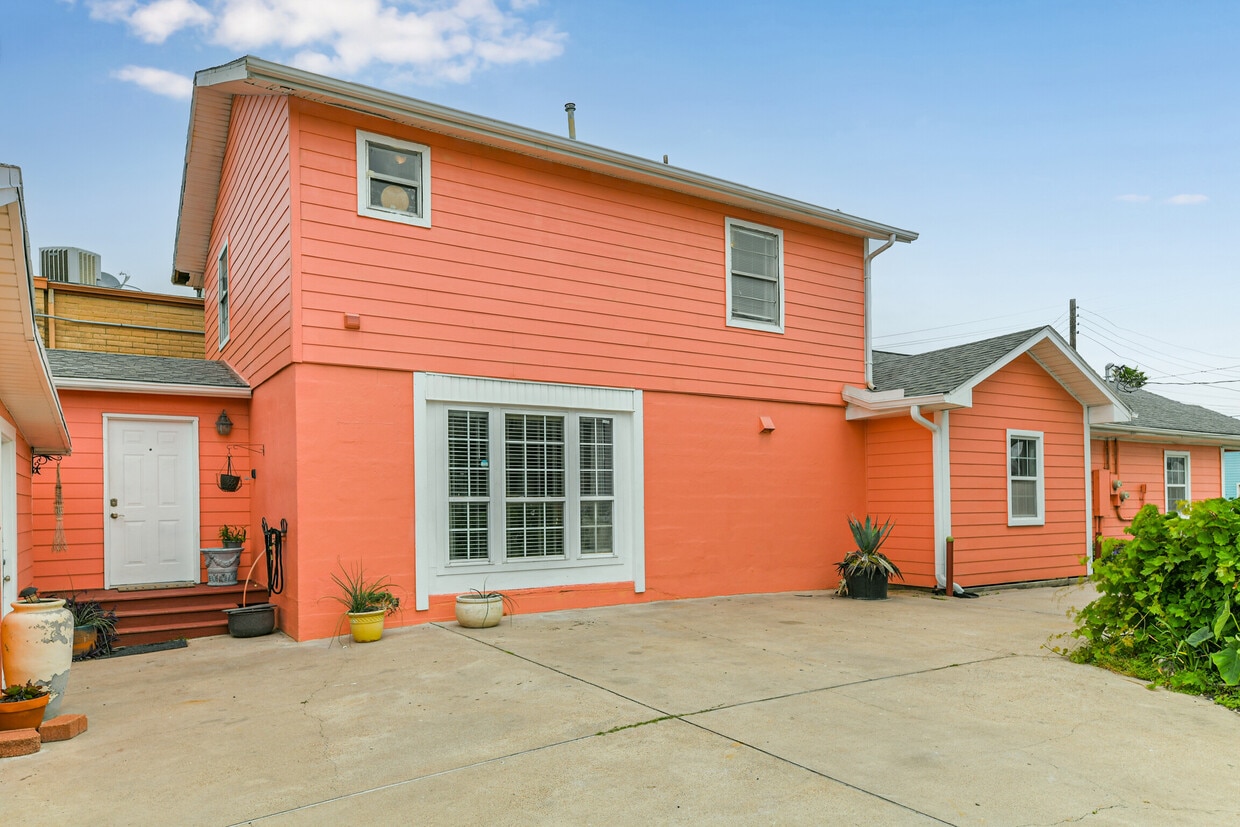 Back unit two story secluded location. - 6116 Avenue Q 1/2 (Galveston, TX)