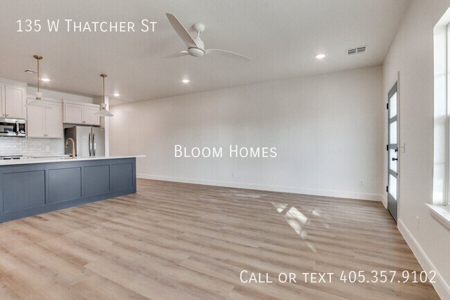 Photo - 135 W Thatcher St