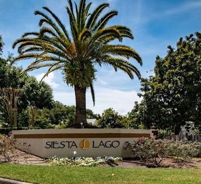 Building Photo - Spacious open floor plan 2/2 located in highly desirable Siesta Lago! Unit 1