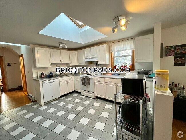 Building Photo - 66 Brooks St Unit 3 Rental