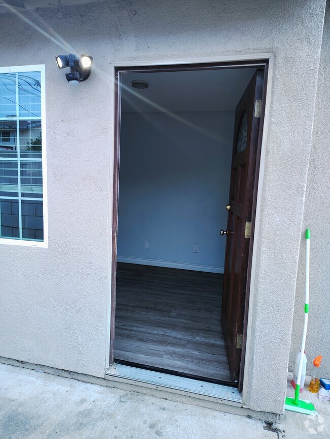 Building Photo - 3530 Las Tunas Pl Unit Aparment studio!! Rental