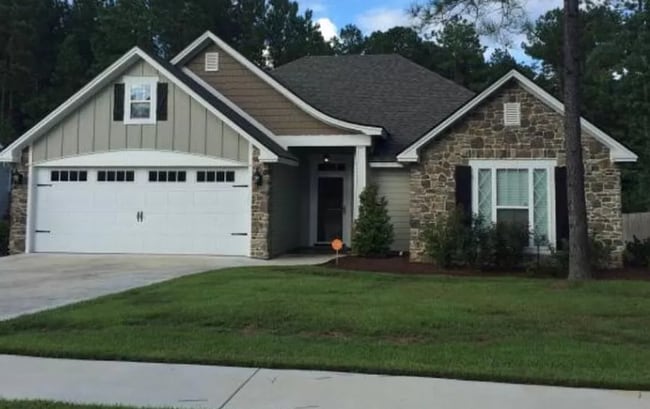 Building Photo - Charming 4-Bedroom Home Near Moody AFB with Hardwood Floors, Spacious Kitchen, and Fenced Backyard!