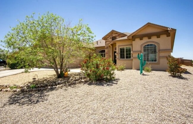 Building Photo - Beautiful 4 Bedroom 3 Bath Home