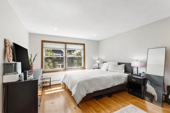 Building Photo - 57 Newbury St Unit 2