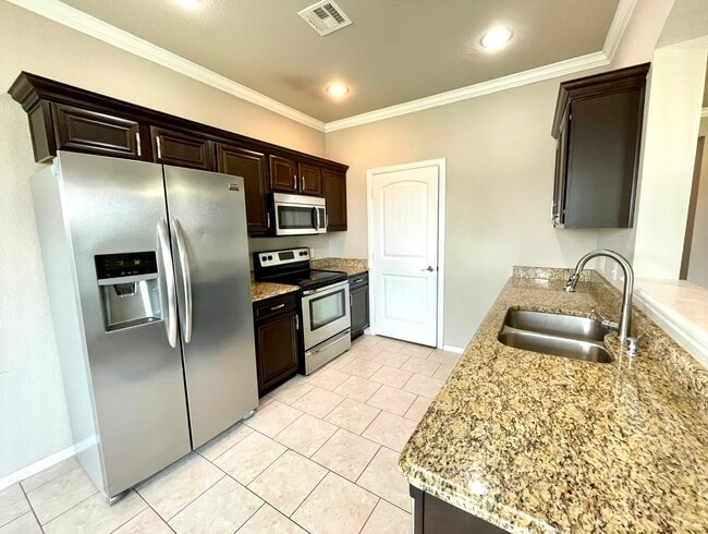 Photo - 4820 Lakeshore Dr House