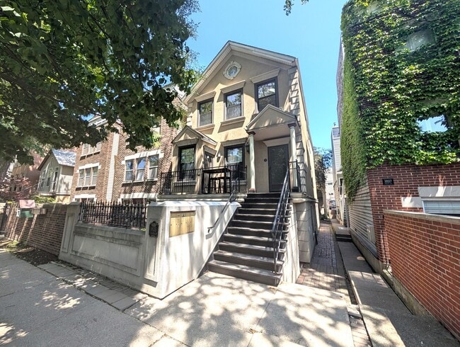 Building Photo - 1835 N Bissell St Unit 2R