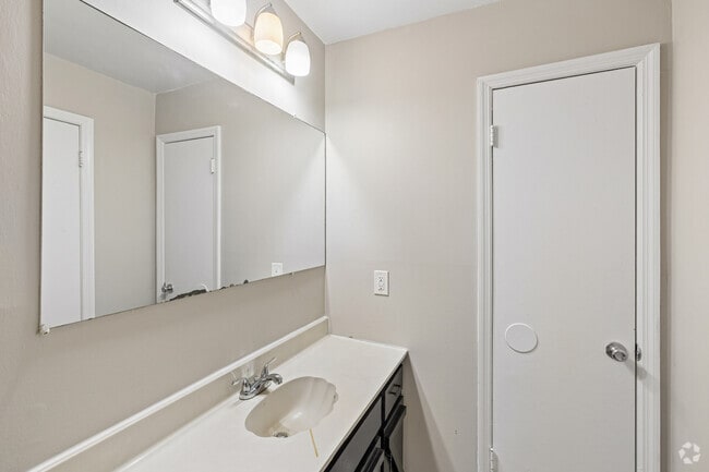 Sloan 1BR, 1BA - 550SF - Bathroom