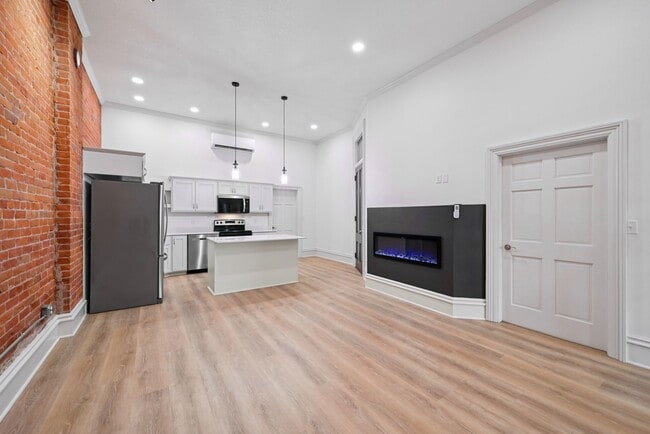 Building Photo - 105 E Bremer Ave Unit #1