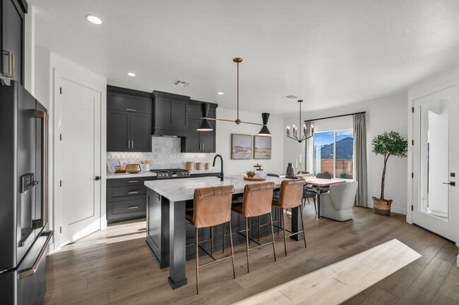 Building Photo - Stunning 6 Bedroom Home in St. George!