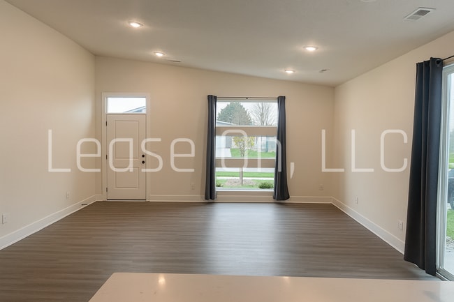 Photo - Spacious 3 Bedroom Home in Chalet Ridge with Large Yard