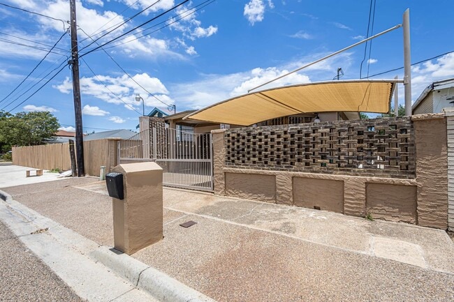 Photo - 2006 Piedra China St