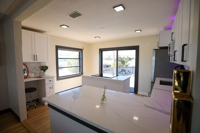 Photo - Fully Furnished Luxury Waterfront Unit w/i...