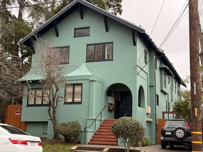 Building Photo - Quite a bedroom with plenty of light, Great location and is just off the main St. It is quite als... Unit 01