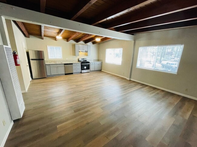 Building Photo - 2 bed 1 bath Unit 4 Rental