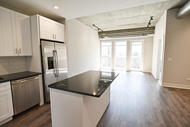 Photo - 3833 N Broadway Unidad 409
