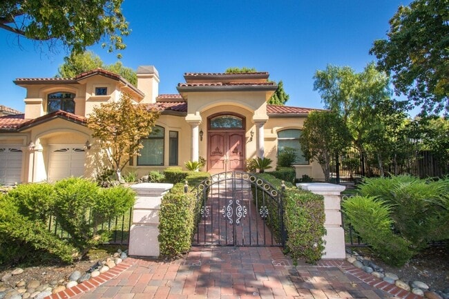 Building Photo - Spacious Executive Home in the Heart of Mi...