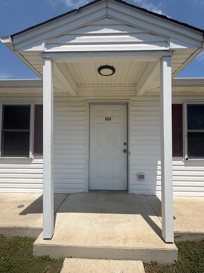 Building Photo - Two bedroom, one bath apartment in Burlington Unit 654