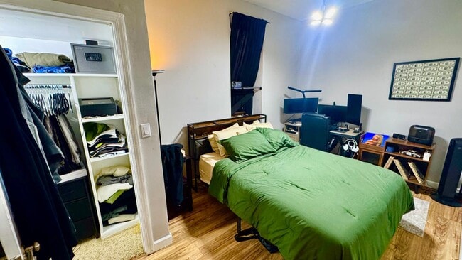 Building Photo - 1368 W Evergreen Ave