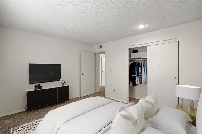 Dormitorio secundario - Bristol Pointe Apartment Homes