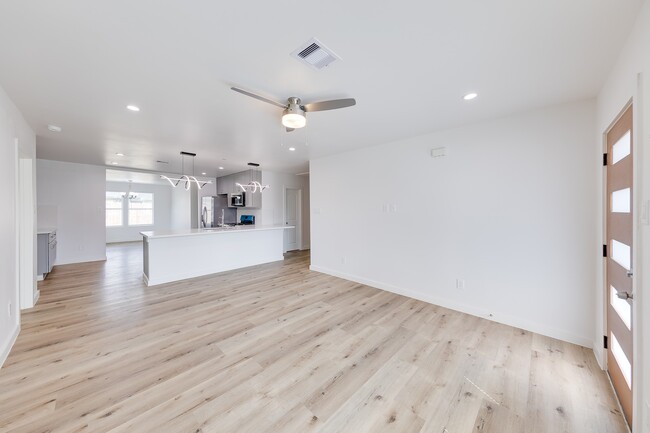 Photo - 3635 Ward St