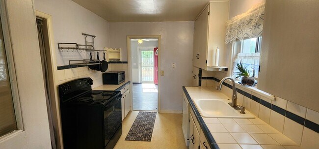 Photo - 122 Ginkgo St S