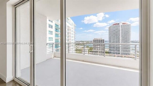 Photo - 133 NE 2nd Ave Unidad 133 NE 2nd Ave # 3112