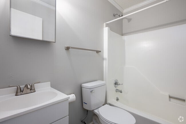 1BR, 1BA - 700SF - Bathroom - Cedar Green